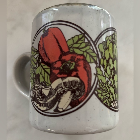 Vintage stoneware ceramic coffee/tea mug made in England with vegetables design - Picture 2 of 10
